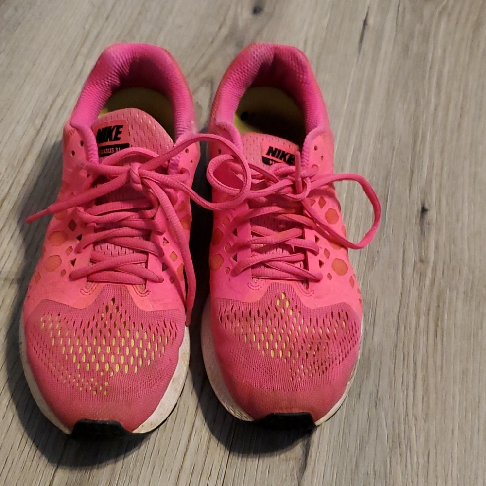 Pink nike pegasus 31